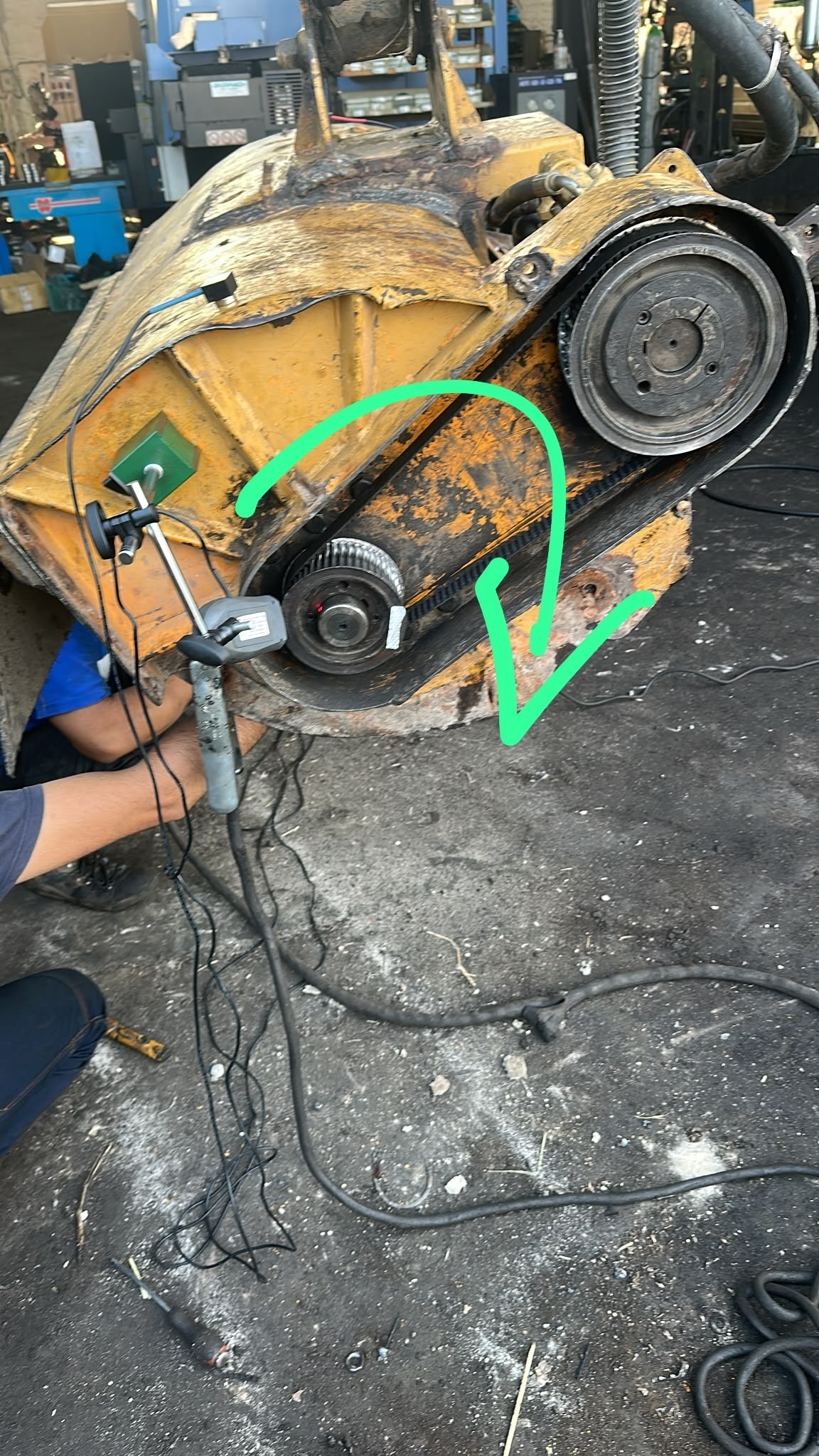 Capteur de vibrations et tachymètre de phase montés sur l'entraînement du rotor du broyeur